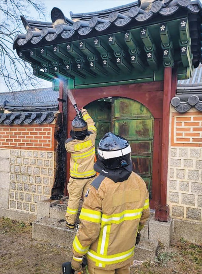 지난달 28일 화재가 발생한 자선당 인근 쪽문을 소방 관계자들이 살펴보고 있어요.