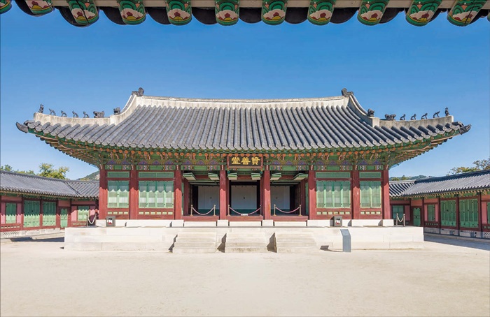 1999년 복원된 자선당의 현재 모습입니다.