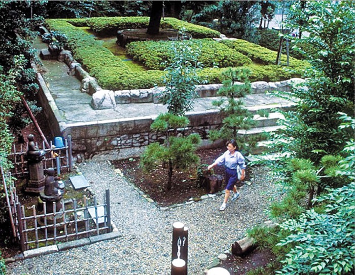 1993년 김정동 목원대 교수가 일본 도쿄 오쿠라 호텔에서 자선당 유구를 발견할 당시 직접 촬영한 사진입니다. 자선당의 기단과 계단, 주춧돌이 그대로 남아 있고 건물이 있어야 할 자리에는 나무가 심어져 있어요.