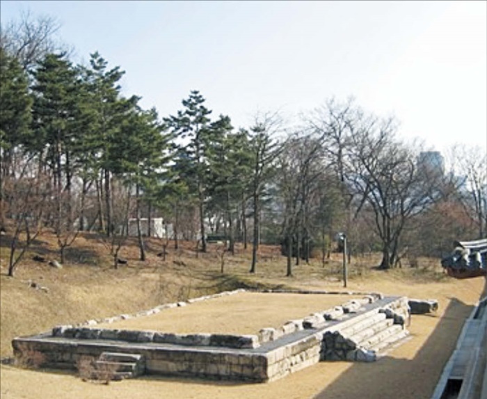 일본에서 돌아온 자선당 유구는 복원에 활용되지 못하고 경복궁 건청궁 인근에 남아있습니다. /국가유산청·김정동 교수