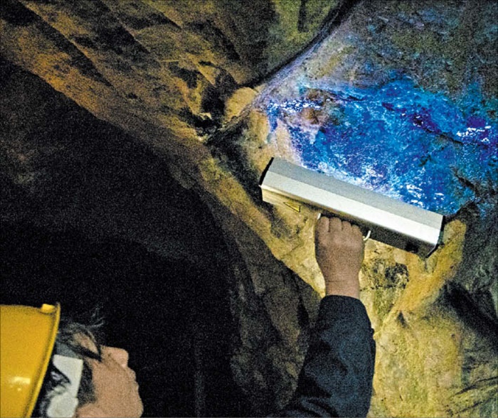 지난 2024년 8월 경북 울진의 한 광산에서 직원이 광물을 찾아내는 장비를 이용해 푸른빛을 내는 텅스텐을 발견한 모습이에요. /조인원 기자
