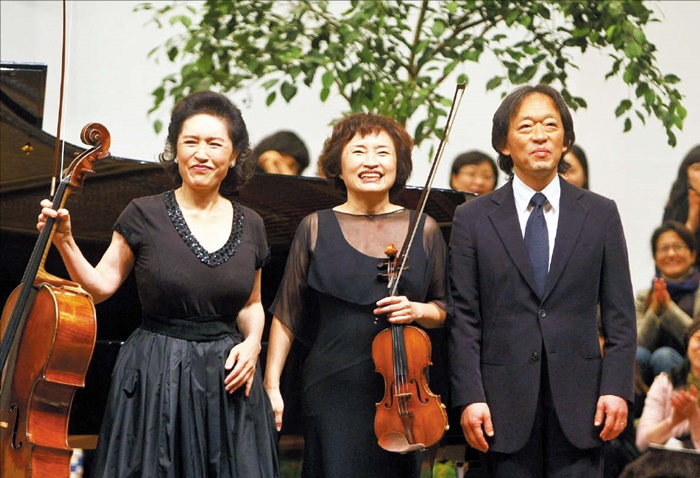 2011년 '정트리오'가 어머니 이원숙씨를 추모하며 연 콘서트에서 관객에게 인사하고 있습니다. 왼쪽부터 정명화, 정경화, 정명훈.