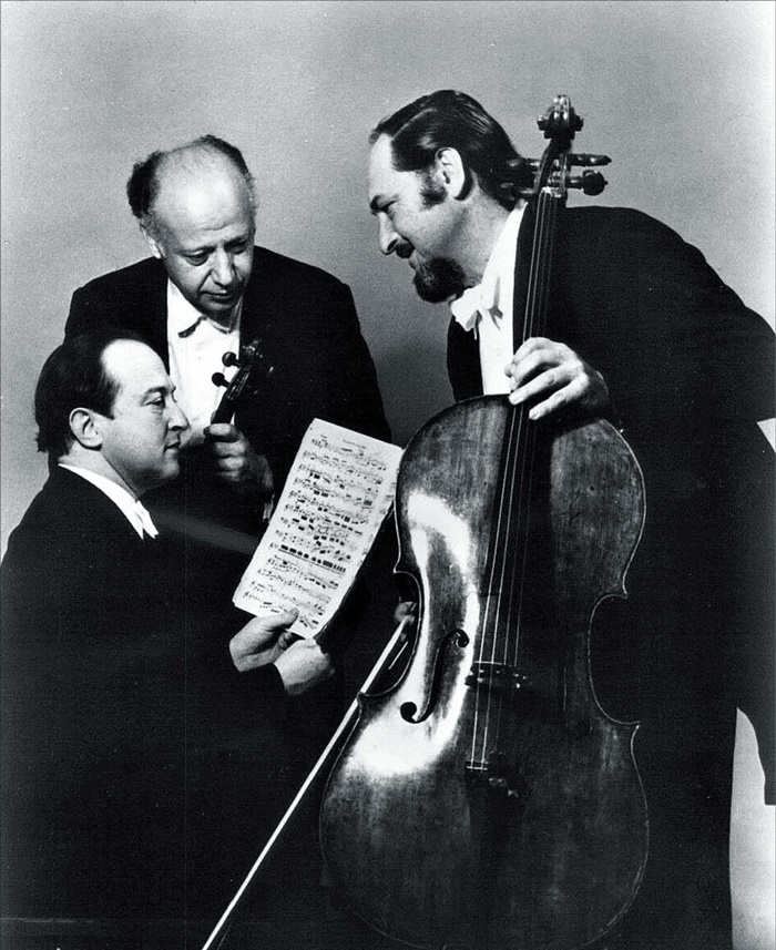 1980년 보자르 트리오. 왼쪽부터 메나헴 프레슬러, 이시도르 코헨, 버나드 그린하우스. 미국의 바이올리니스트 이시도르 코헨은 대니얼 길레 은퇴 이후 1990년대 초반까지 보자르 트리오에서 바이올린을 맡았습니다. /위키피디아•조선일보 DB