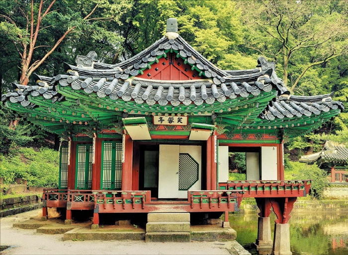 창덕궁 후원 연못가에 있는 정자인 부용정입니다.