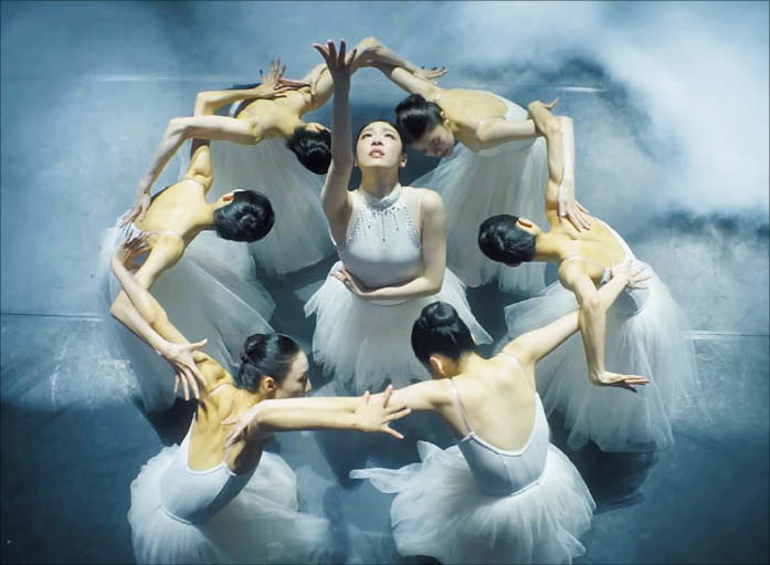김연아(가운데) 피겨스케이팅 선수가 ‘죽음의 무도’에 맞춰 발레를 하고 있는 모습이에요.,/구글 코리아 유튜브