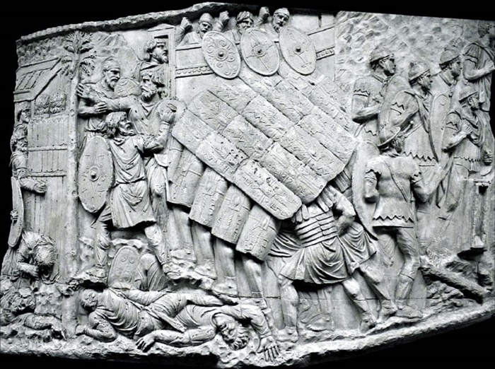 테스투도 대형을 하고 있는 로마 군대의 모습을 새긴 조각. 이탈리아 로마의 트라야누스 기둥에 있는 띠 장식을 본떠 만든 석고 복제품입니다.