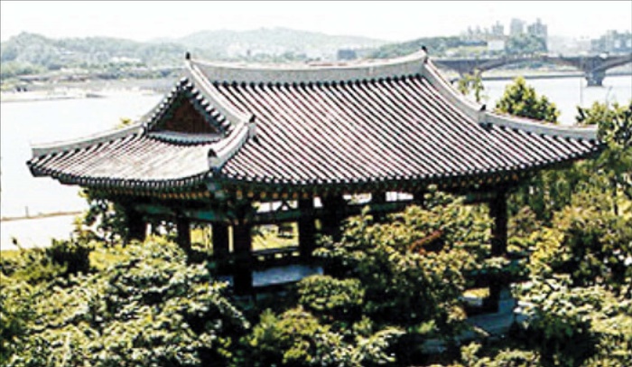 서울 마포구에 있는 망원정 터입니다. '경치를 멀리 바라본다'는 의미의 망원정(望遠亭)은 조선 성종의 형 월산대군이 머물던 정자예요. 지금 건물은 1989년 복원된 거예요. 인근 망원동이란 지명도 이 정자에서 유래했죠. /국가유산청