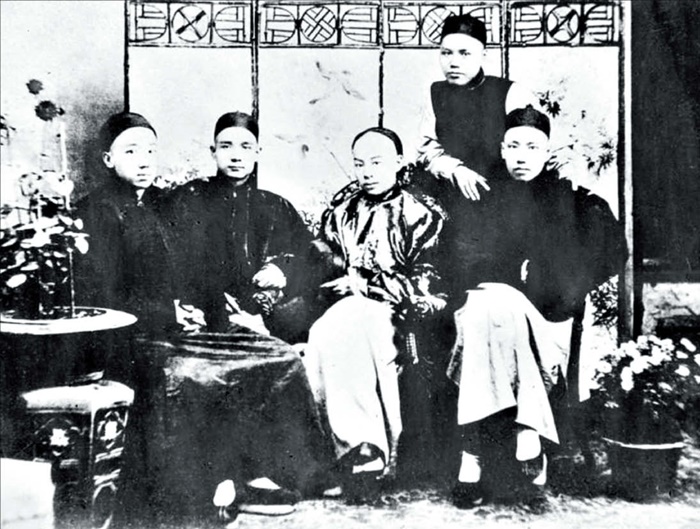 쑨원(왼쪽에서 둘째)이 홍콩 서의서원 재학 시절 친구들과 함께 찍은 사진입니다.