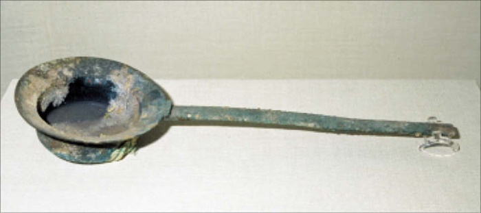 충남 공주 무령왕릉에서 출토된 백제 시대의 청동 다리미입니다. /한국민족문화대백과사전