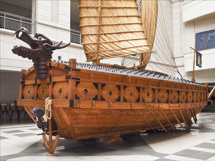 서울 용산구 전쟁기념관에 있는 거북선 모형이에요.