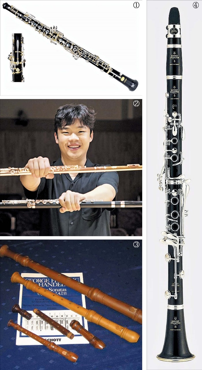 ①검은색 원뿔형 목관악기 오보에입니다.
②오보에와 닮은 클라리넷. 오보에 취구는 얇고 뾰족한 반면, 클라리넷 취구는 둥글고 넓적해요.
③플루트 연주자 김유빈이 오른손에는 현대식 금속 플루트를, 왼손에는 바로크식 목제 플루트를 들고 있습니다.
④나무 리코더들. 크기가 작을수록 높은 음을 냅니다. /위키피디아·고운호 기자