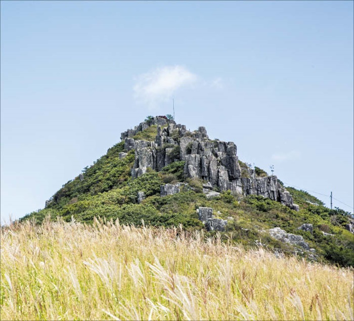 무등산 인왕봉과 주상절리. 높은 산에 솟은 주상절리는 세계적으로도 드물다고 해요. /영상미디어