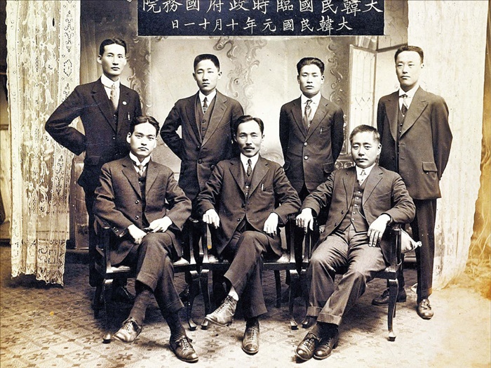 1919년 대한민국임시정부 국무원 성립을 기념해 찍은 사진입니다. 안창호(앞줄 가운데) 선생은 초대 내무총장을 맡았습니다. /한국민족문화대백과