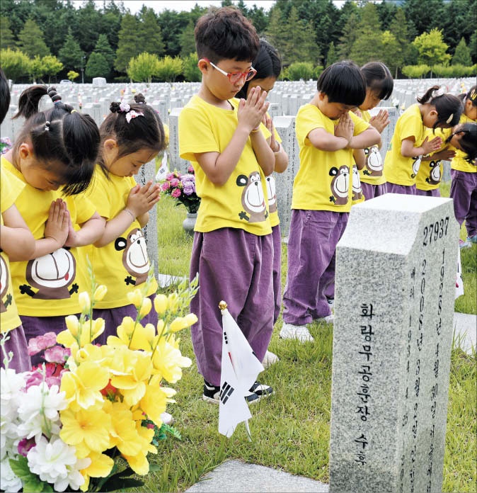 6·25전쟁 76주년을 하루 앞둔 24일 대전 유성구 국립대전현충원 장병 1묘역에서 어린이집 원생들이 참배하고 있습니다. /조선일보 DB·노동신문 뉴스1·국사편찬위원회·뉴스1