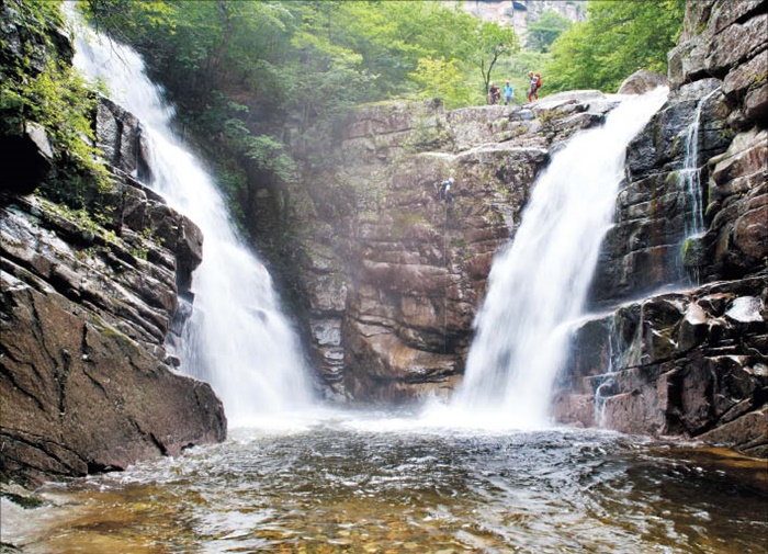 무릉계곡의 명물인 쌍폭포. 비 온 뒤 가면 멋진 물줄기를 볼 수 있대요. /영상미디어