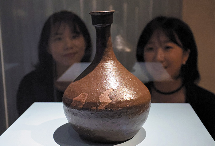 지난달 서울 종로구 국립고궁박물관에서 열린 특별전 ‘선물과 기록, 한국-프랑스 우정의 140년’ 개막 언론 공개회에서 참가자들이 옹기 주병을 관람하고 있습니다. 1851년 나주 목사 이정현이 프랑스인들에게 선물로 준 술병입니다. /뉴스1