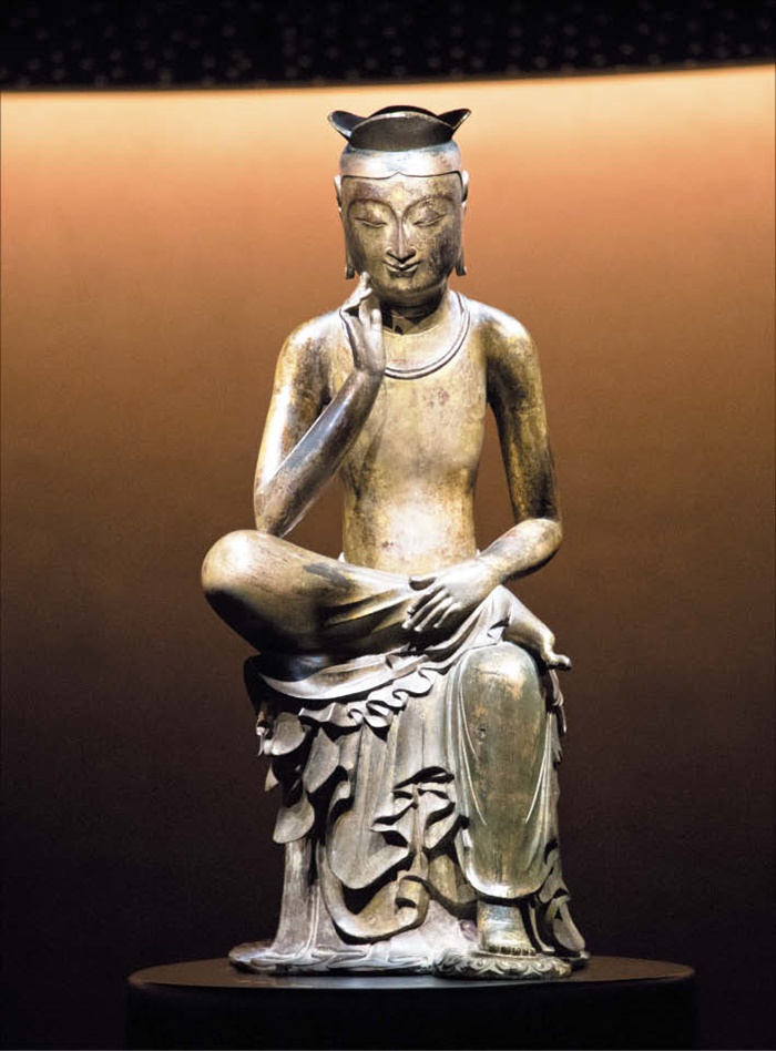 국립중앙박물관의 대표 유물인 삼국시대 금동미륵보살반가사유상입니다. /뉴시스·한국민족문화대백과사전·조선일보 DB