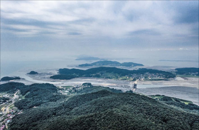 하늘에서 본 신도 구봉산입니다. 뒤쪽에 보이는 섬들은 신도와 함께 ‘삼 형제 섬’으로 불리는 시도, 모도입니다. /주민욱 영상미디어 기자