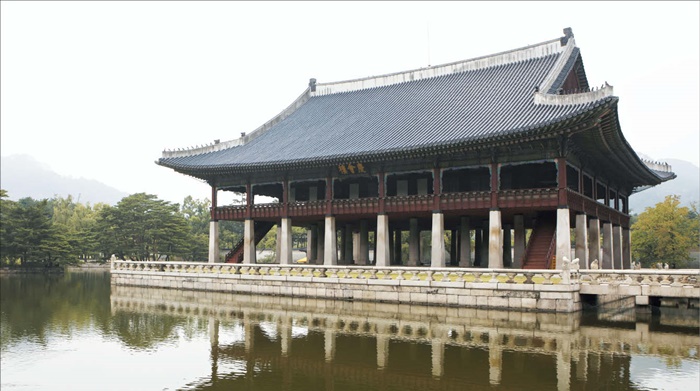 경복궁 경회루입니다. 조선 왕들은 아무리 더워도 좀처럼 궁궐 밖으로 나가지는 않았는데, 대신 경회루나 창덕궁 후원에서 더위를 피했다고 해요.