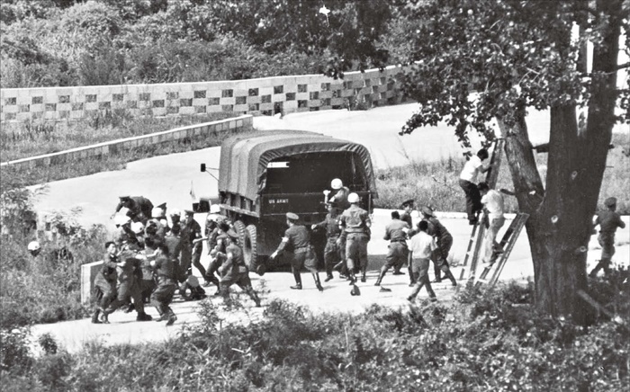 1976년 8월 18일 판문점 공동경비구역에서 발생한 도끼 만행 사건 당시 현장 사진입니다.