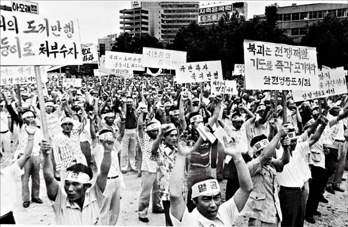 도끼 만행 사건 후 한국 시민들이 북한의 행위를 규탄하는 궐기 대회를 열었어요. /조선일보 DB·위키피디아·문화체육관광부