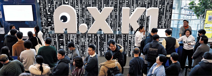 작년 12월 서울 코엑스에서 열린 ‘독자 AI 파운데이션 모델 프로젝트 발표회’에서 SK텔레콤의 AI 모델을 체험해보려는 사람들이 줄을 섰습니다. SK텔레콤과 LG AI연구원, 업스테이지는 최근 2차 평가를 나란히 통과했습니다. /뉴스1