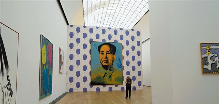 함부르거 반호프 미술관에 전시된 앤디 워홀의 '마오' 초상화입니다. 워홀은 중국의 초대 주석 마오쩌둥의 초상화를 여럿 제작했고 그중 하나가 이곳에 있습니다.