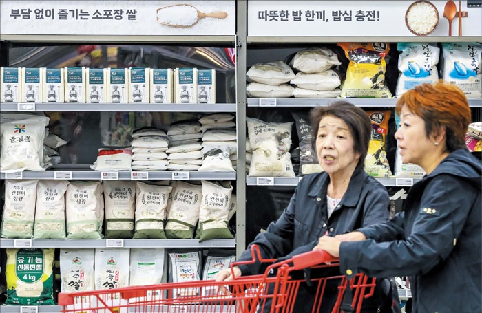 지난해 서울의 한 대형 마트에서 일본 관광객들이 한국 쌀을 살펴보고 있습니다. 작년 일본에선 쌀값이 급등하는 일이 있었는데, 올해는 쌀 재고가 늘며 가격 하락을 걱정한다네요.