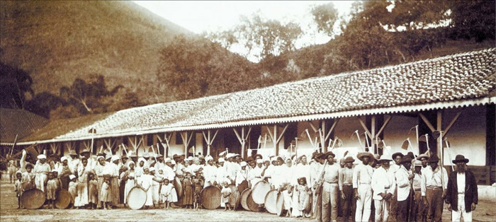 1880년대 브라질 한 커피 농장의 노예들입니다. 브라질은 세계 최대 커피 수출국이었고, 커피 농장 지주들은 정치·경제·사회적으로 막강한 권력을 행사했습니다.