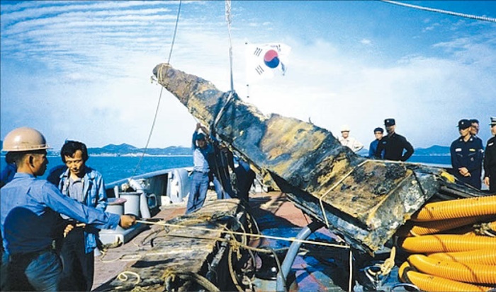 1983년 신안군 바다에서 신안선의 일부를 건져 올리고 있습니다. 약 9년의 발굴을 거쳐 도자기·공예품 등 유물 2만7600여 점을 찾아냈답니다.