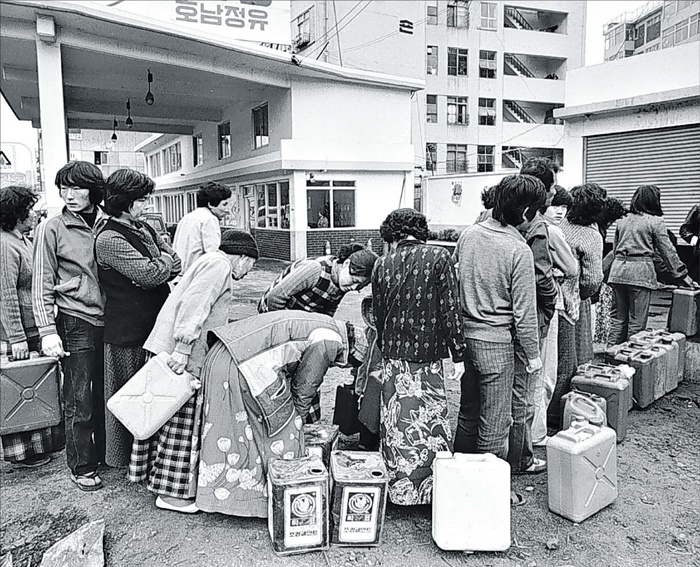 1979년 석유 가격 인상 소식이 전해지자 기름을 미리 사두려는 사람들이 주유소 앞에 길게 줄을 선 모습이에요 /조선일보DB·국가기록원