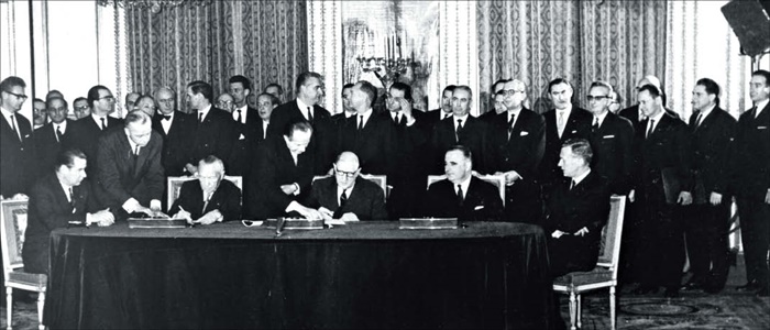 1963년 엘리제궁에서 프랑스와 독일이 양국 협력을 강화하는 조약을 체결하고 있습니다. /뉴시스·위키미디어 커먼스