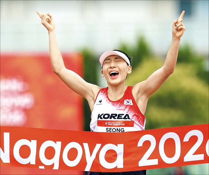 20일 성승민이 아시안게임 근대5종 여자 개인전 레이저 런 경기에서 가장 먼저 결승선을 통과하며 환호하고 있습니다. /연합뉴스