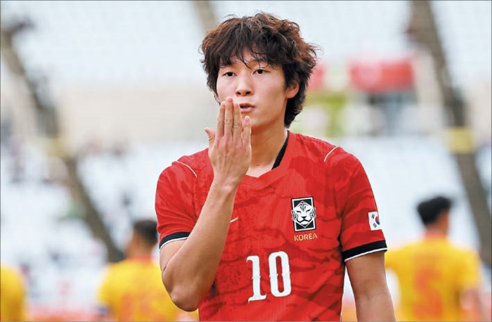 아시안게임 축구 국가대표 배준호(23)가 30일 중국과 벌인 준결승에서 골을 넣고 세리머니를 하고 있습니다. /연합뉴스